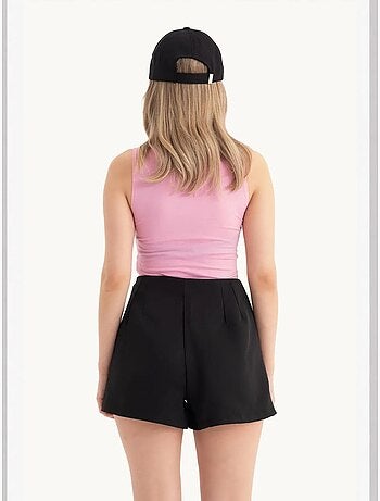 Canotta corta con scollo all'americana e cut-out hiccup