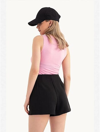 Canotta corta con scollo all'americana e cut-out hiccup