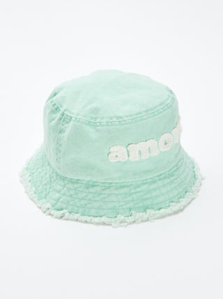 Cappellino bob con scritta e orlo sfilacciato