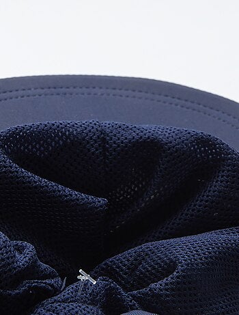 Cappellino bob lungo sulla nuca