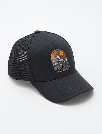 Cappellino con ricamo