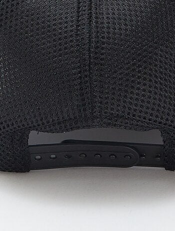 Cappellino con ricamo