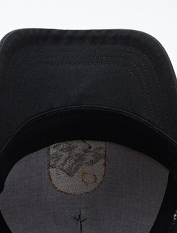 Cappellino con ricamo