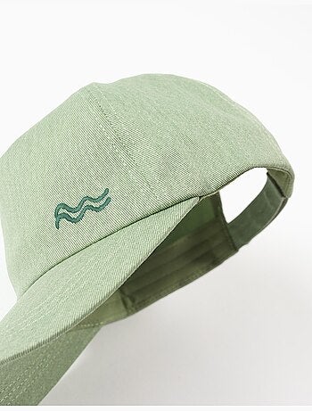 Cappellino in saffiano di cotone con onde ricamate