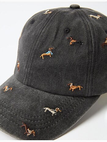 Cappellino ricamato, mo fashion