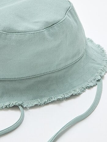 Cappello a secchiello a tinta unita con frange e laccetti in cotone