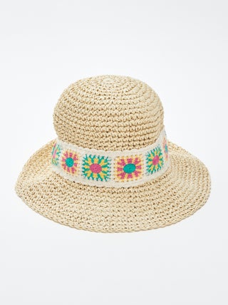 Cappello cloche con dettagli macramé