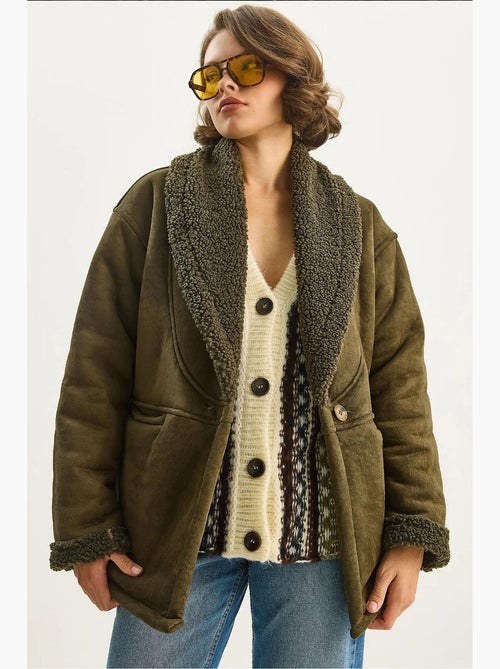 Cappotto con dettagli in pelliccia sintetica e bottoni lucci - Kiabi Cappotto con dettagli in pelliccia sintetica e bottoni lucci - Kiabi