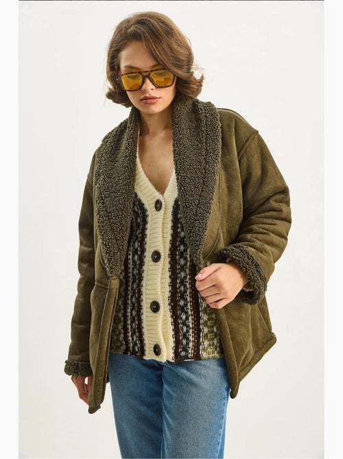 Cappotto con dettagli in pelliccia sintetica e bottoni lucci - Kiabi Cappotto con dettagli in pelliccia sintetica e bottoni lucci - Kiabi