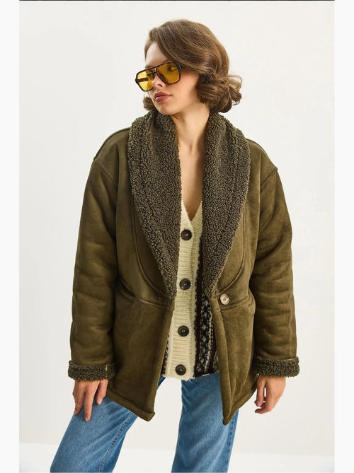 Cappotto con dettagli in pelliccia sintetica e bottoni lucci - Kiabi Cappotto con dettagli in pelliccia sintetica e bottoni lucci - Kiabi