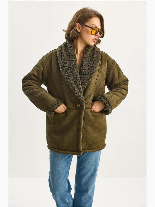 Cappotto con dettagli in pelliccia sintetica e bottoni lucci - Kiabi Cappotto con dettagli in pelliccia sintetica e bottoni lucci - Kiabi