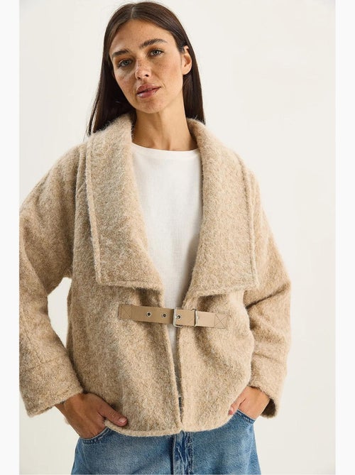 Cappotto con dettaglio cintura lucci - Kiabi Cappotto con dettaglio cintura lucci - Kiabi