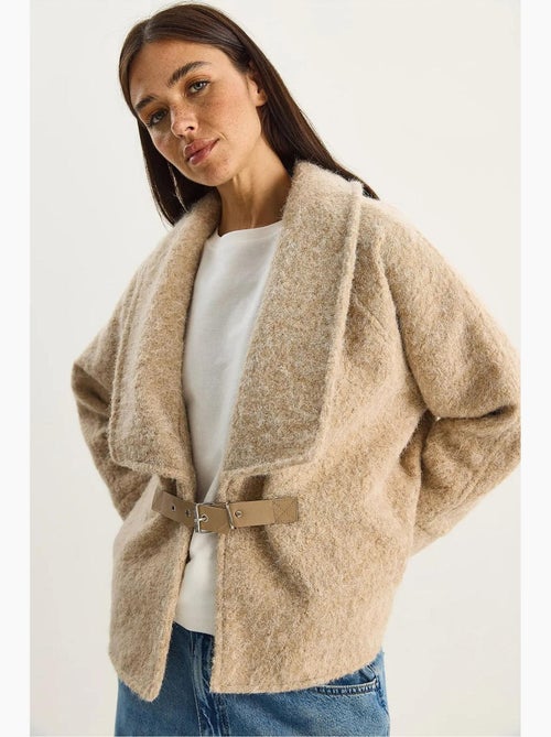 Cappotto con dettaglio cintura lucci - Kiabi Cappotto con dettaglio cintura lucci - Kiabi