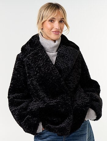 Cappotto corto in pelliccia sintetica effetto astrakan