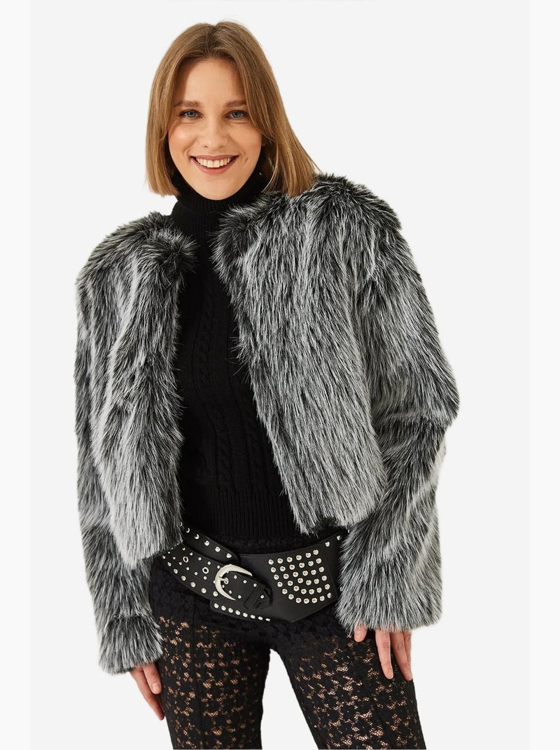 Cappotto crop boxy in pelliccia sintetica lucci Nero Bianco - Kiabi