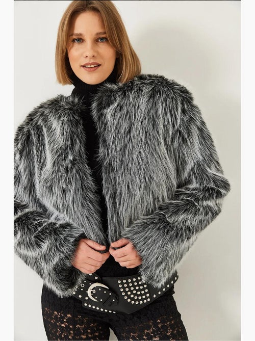 Cappotto crop boxy in pelliccia sintetica lucci - Kiabi Cappotto crop boxy in pelliccia sintetica lucci - Kiabi