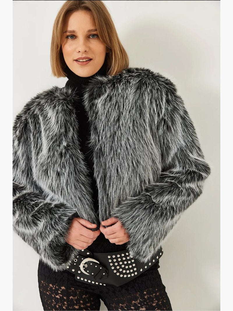 Cappotto crop boxy in pelliccia sintetica lucci Nero Bianco - Kiabi