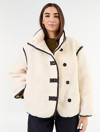 Cappotto effetto montone con bordi a contrasto