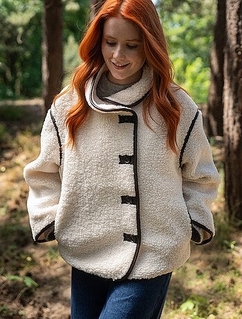 Cappotto effetto montone con bordi a contrasto