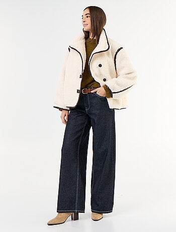 Cappotto effetto montone con bordi a contrasto