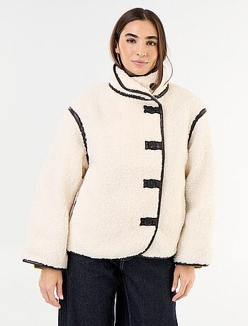 Cappotto effetto montone con bordi a contrasto
