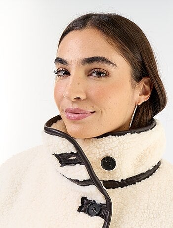 Cappotto effetto montone con bordi a contrasto