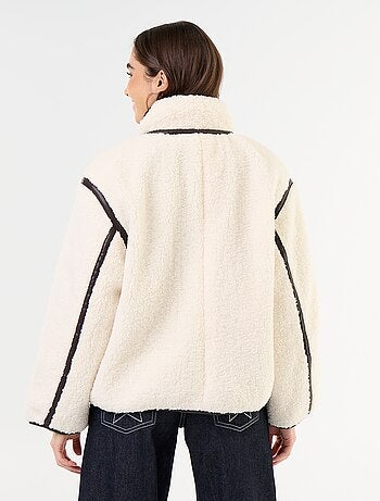 Cappotto effetto montone con bordi a contrasto