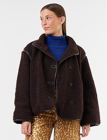 Cappotto effetto montone con bordi a contrasto