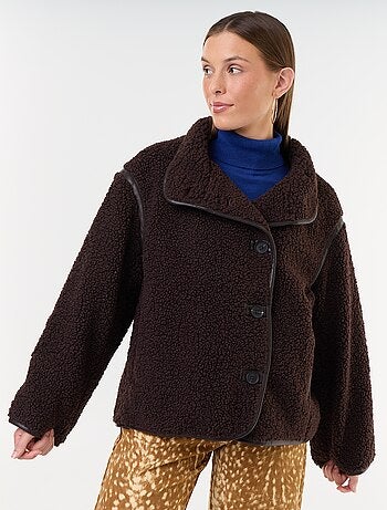 Cappotto effetto montone con bordi a contrasto