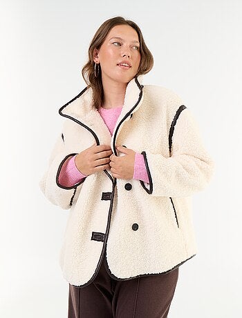 Cappotto effetto montone con dettagli in ecopelle
