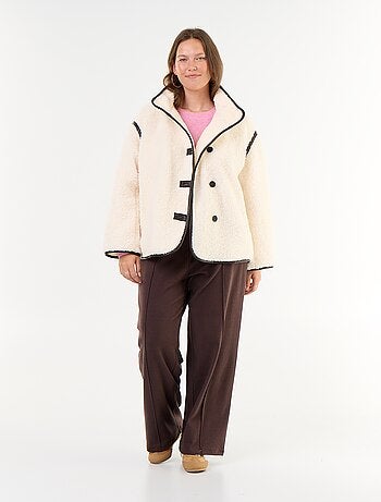 Cappotto effetto montone con dettagli in ecopelle