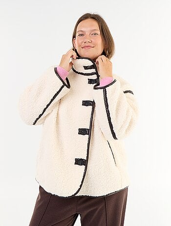 Cappotto effetto montone con dettagli in ecopelle