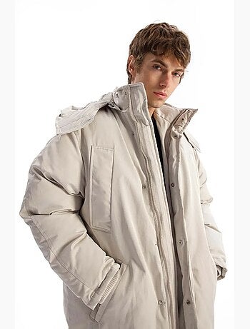Cappotto imbottito spesso con cappuccio, zip e tasche giesto