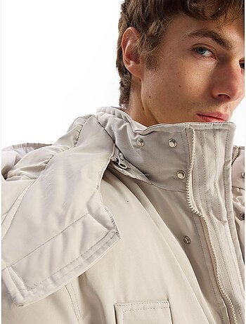 Cappotto imbottito spesso con cappuccio, zip e tasche giesto