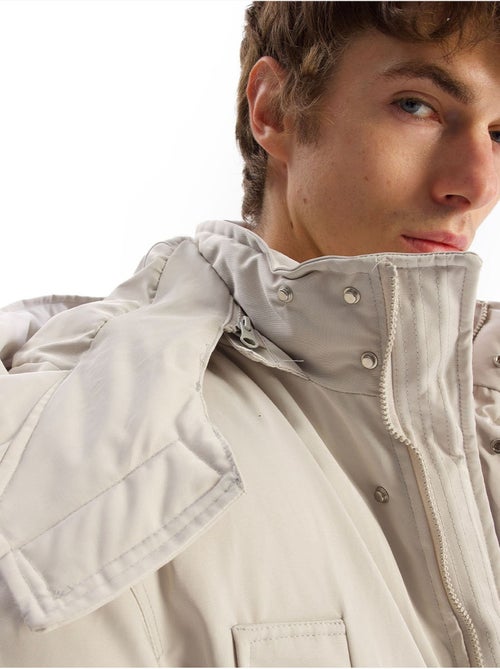 Cappotto imbottito spesso con cappuccio, zip e tasche giesto - Kiabi Cappotto imbottito spesso con cappuccio, zip e tasche giesto - Kiabi