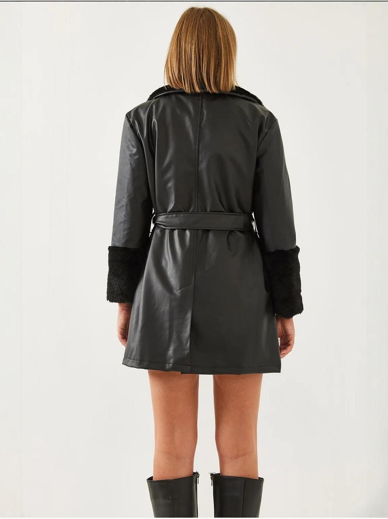 Cappotto in ecopelle con collo e polsini in ecopelliccia lucci Nero - Kiabi