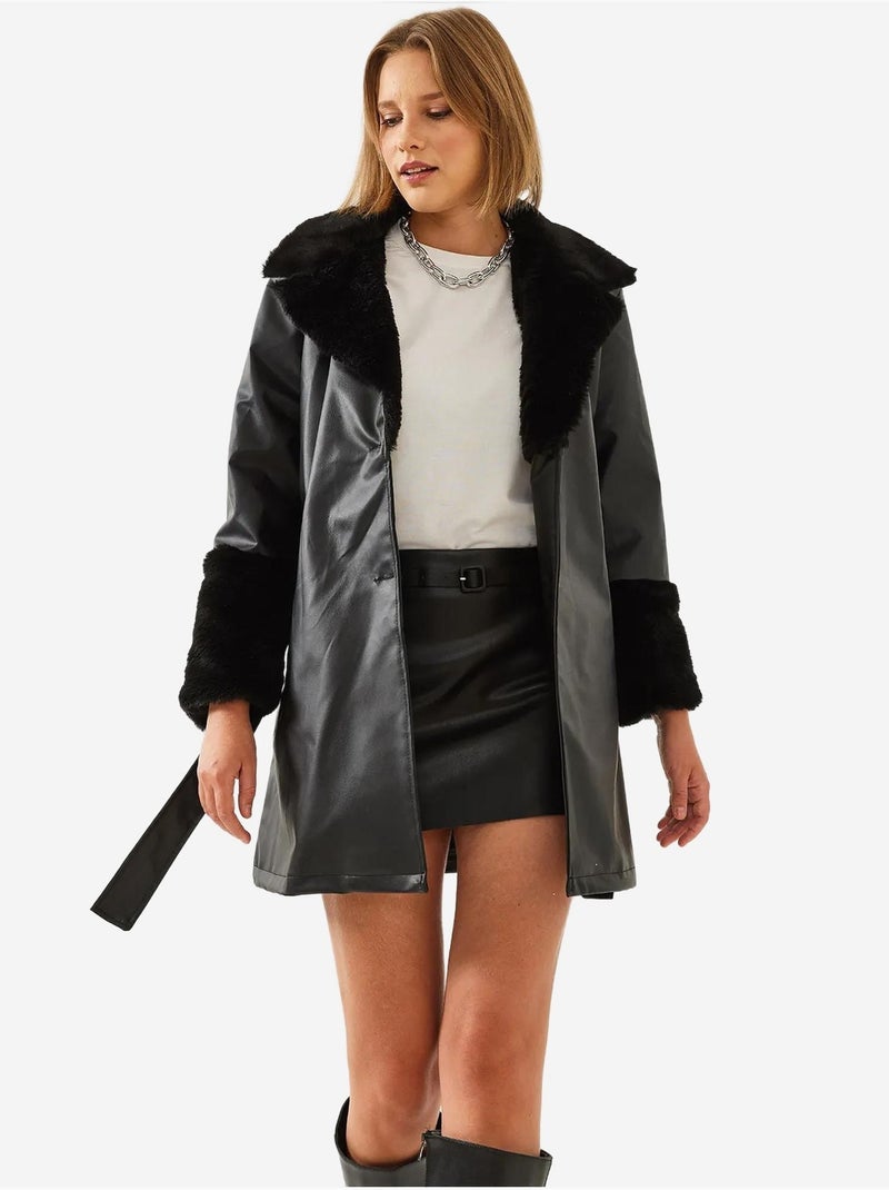 Cappotto in ecopelle con collo e polsini in ecopelliccia lucci Nero - Kiabi