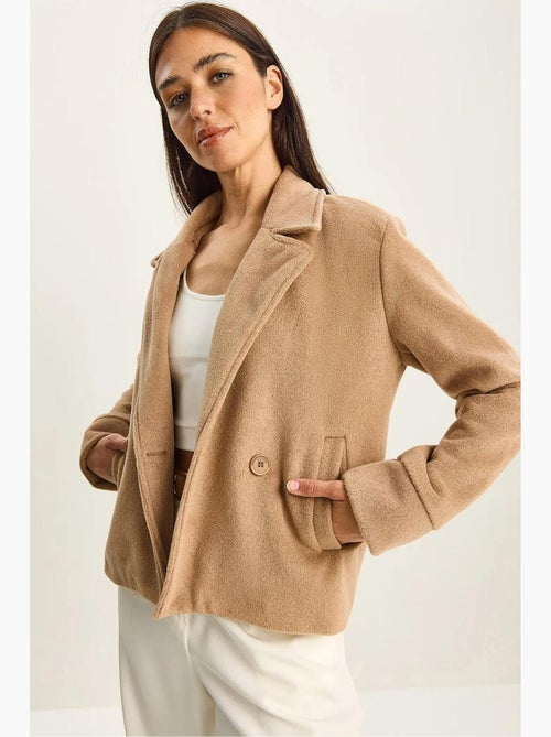 Cappotto in peluche con bottoni e tasche lucci - Kiabi Cappotto in peluche con bottoni e tasche lucci - Kiabi