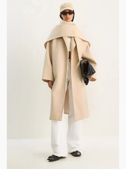 Cappotto oversize con collo a scialle e chiusura con bottoni lucci - Kiabi Cappotto oversize con collo a scialle e chiusura con bottoni lucci - Kiabi