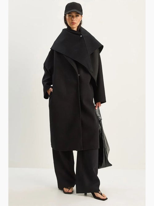 Cappotto oversize con collo a scialle e chiusura con bottoni lucci - Kiabi Cappotto oversize con collo a scialle e chiusura con bottoni lucci - Kiabi