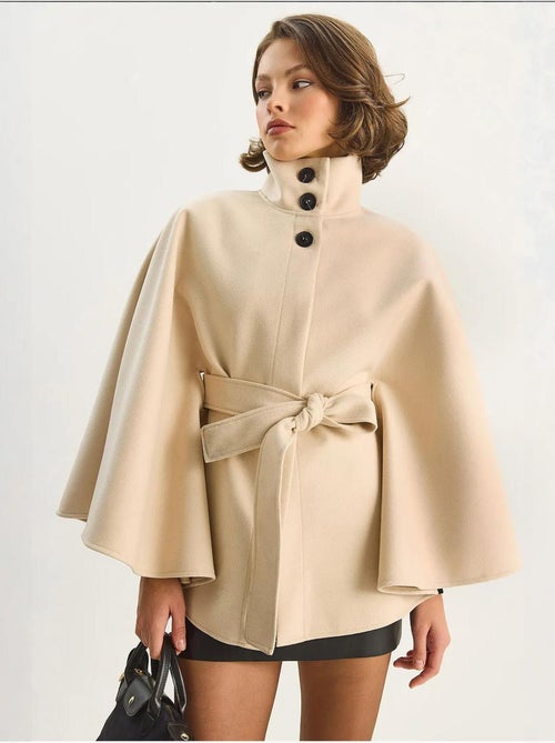 Cappotto poncho con chiusura a laccio lucci - Kiabi Cappotto poncho con chiusura a laccio lucci - Kiabi