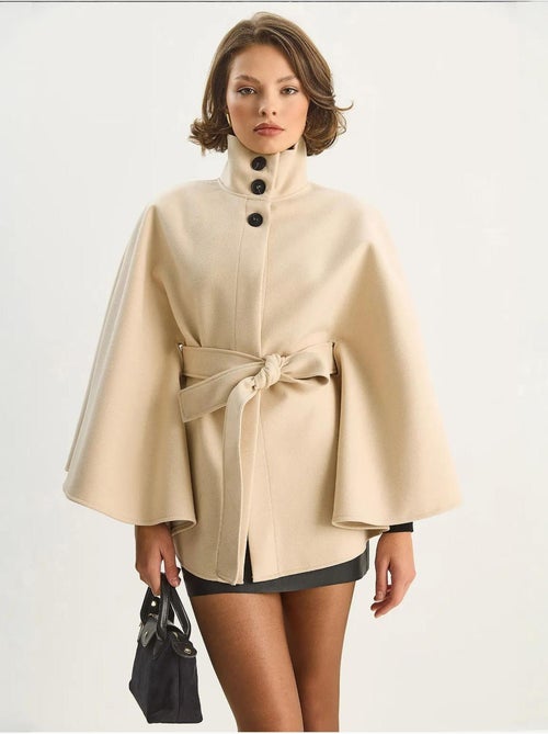 Cappotto poncho con chiusura a laccio lucci - Kiabi Cappotto poncho con chiusura a laccio lucci - Kiabi