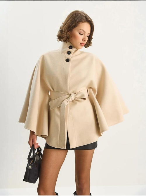 Cappotto poncho con chiusura a laccio lucci - Kiabi Cappotto poncho con chiusura a laccio lucci - Kiabi