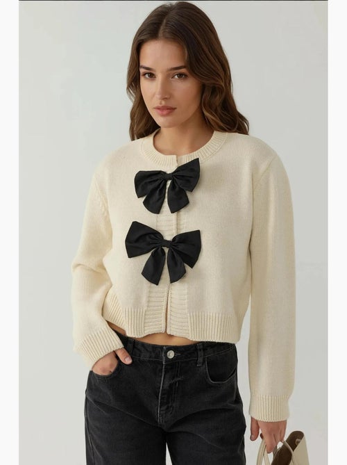 Cardigan a maglia spessa con girocollo e dettaglio fiocco hiccup - Kiabi Cardigan a maglia spessa con girocollo e dettaglio fiocco hiccup - Kiabi