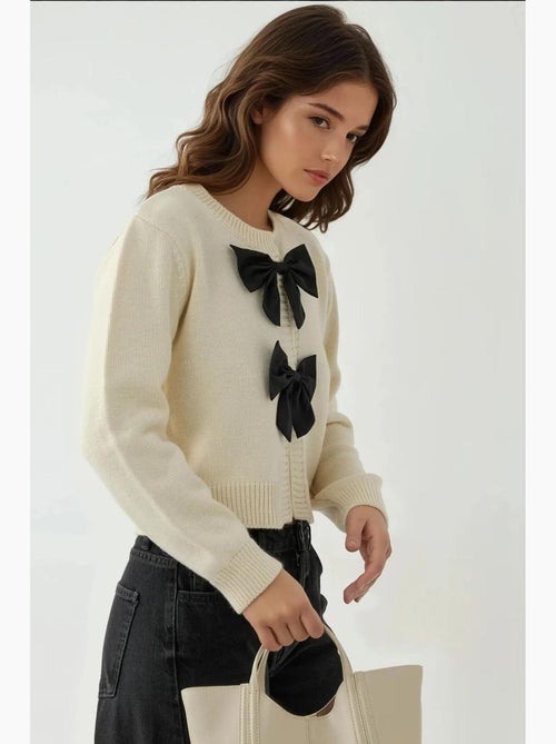 Cardigan a maglia spessa con girocollo e dettaglio fiocco hiccup - Kiabi Cardigan a maglia spessa con girocollo e dettaglio fiocco hiccup - Kiabi