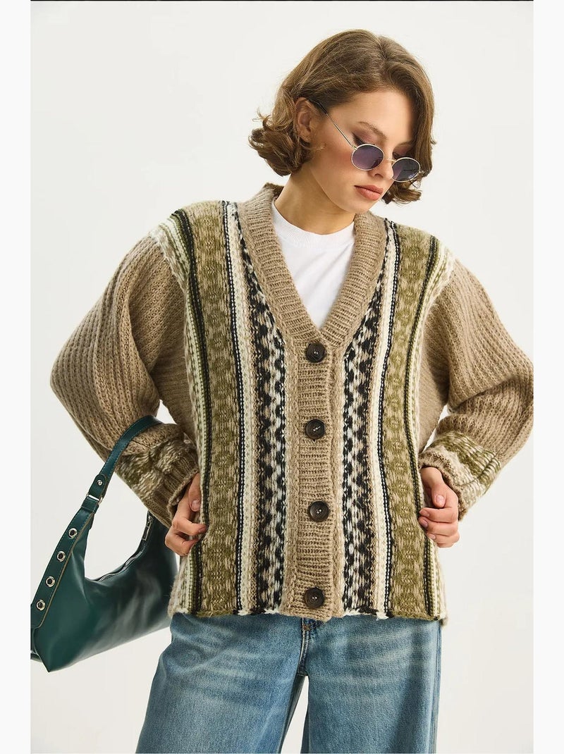 Cardigan con stampa etnica, scollo a v, maniche lunghe e chiusura con bottoni lucci Beige argilla - Kiabi