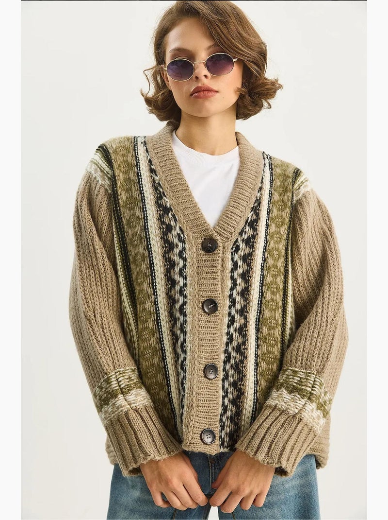 Cardigan con stampa etnica, scollo a v, maniche lunghe e chiusura con bottoni lucci Beige argilla - Kiabi