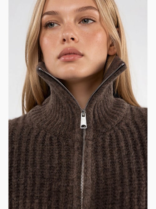 Cardigan con zip a collo alto in maglia spessa testurizzata hiccup - Kiabi Cardigan con zip a collo alto in maglia spessa testurizzata hiccup - Kiabi