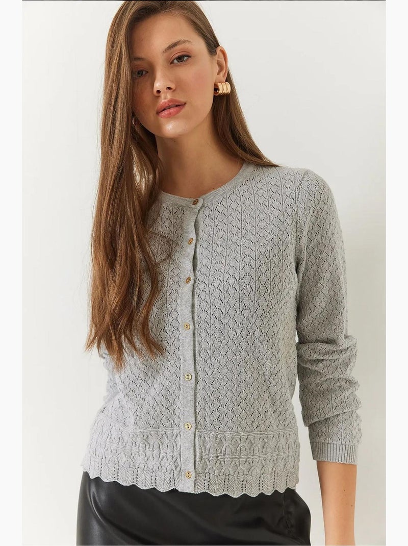 Cardigan in maglia a maniche lunghe con bottoni traforati lucci Grigio - Kiabi