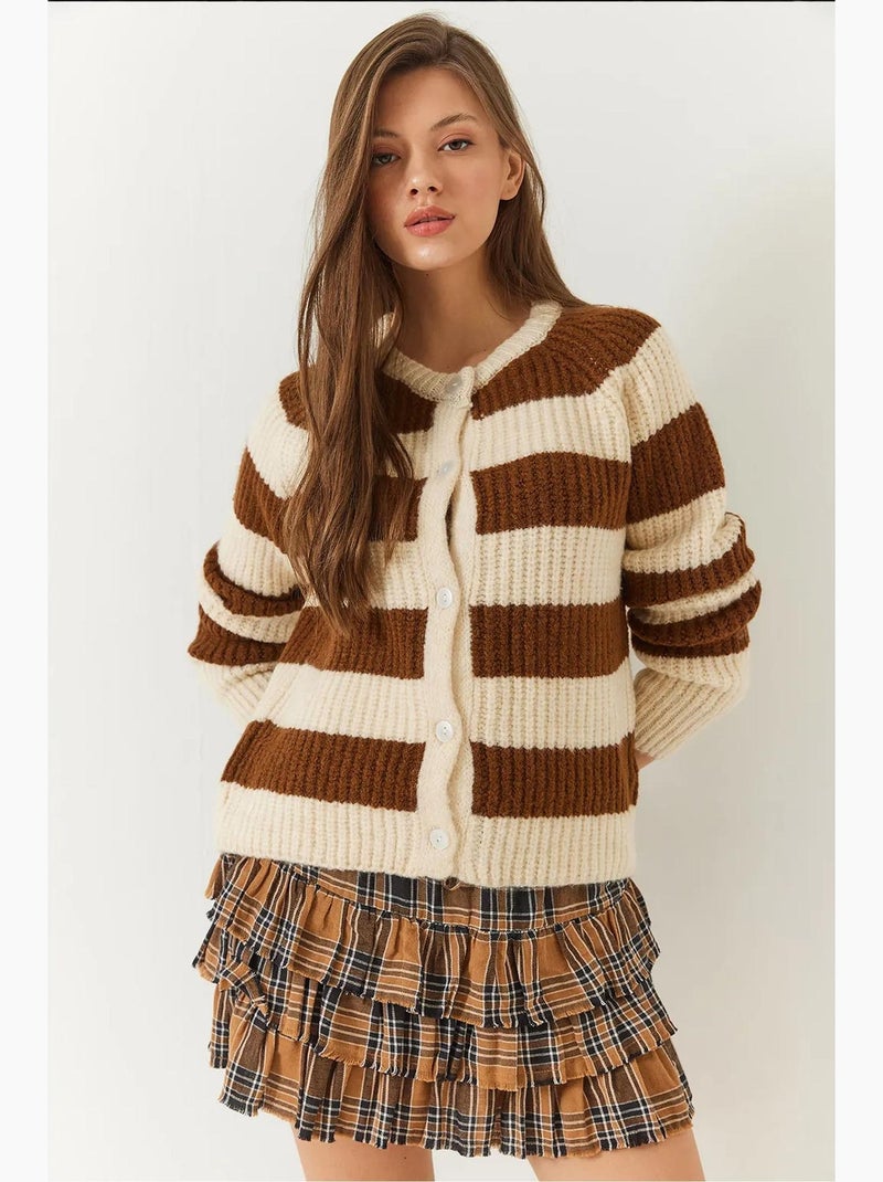Cardigan in maglia a righe con bottoni lucci Marrone - Kiabi